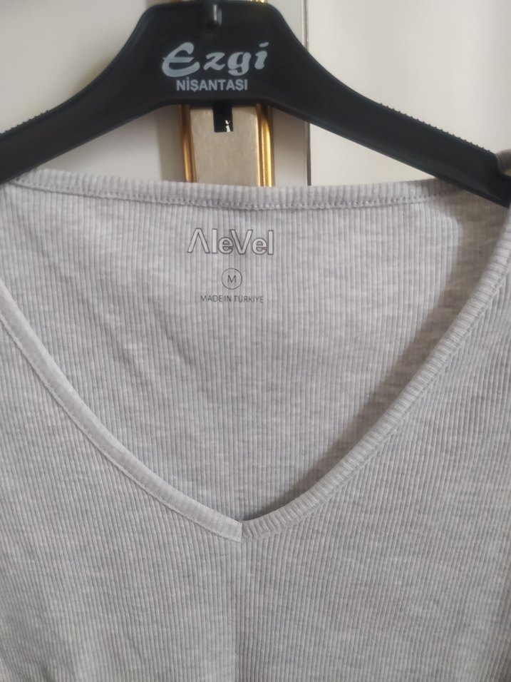 Gri V Yaka Kısa Kollu Kadın Tişört - Görsel 2