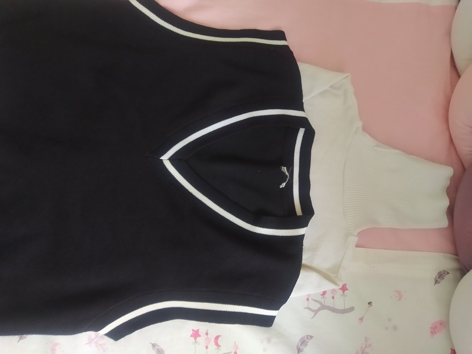 Siyah V Yaka Salaş Süveter ve beyaz boğazlı badi - Görsel 4