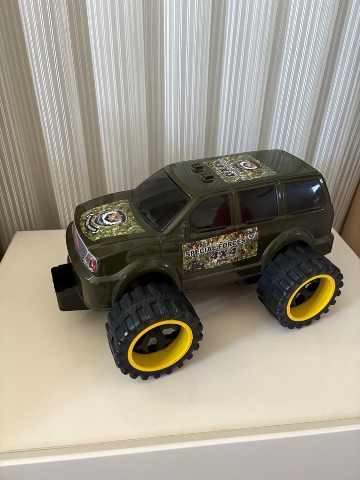 Büyük askeri jeep araba - Görsel 2