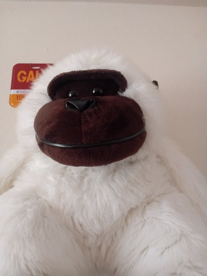 Beyaz ve gri peluş oyuncak goril - Görsel 2