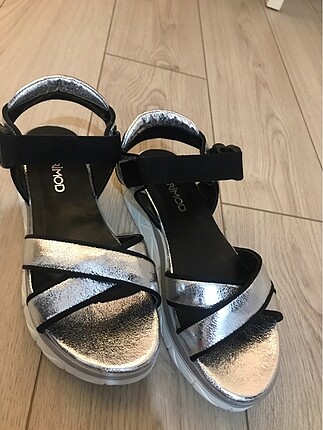 Gümüş rengi yazlık sandalet