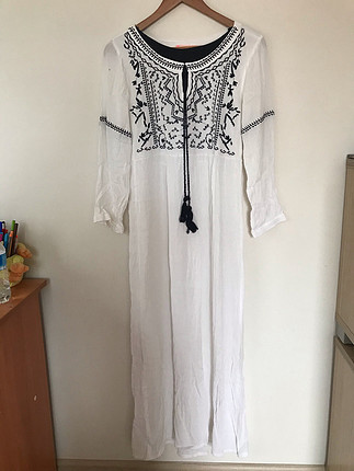 Uzun beyaz nakışlı elbise