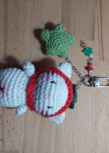 Domates Şapkalı Örgü Kedi Charm Anahtarlık - Görsel 3