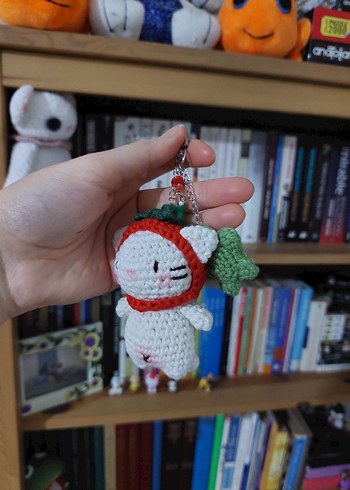 Domates Şapkalı Örgü Kedi Charm Anahtarlık - Görsel 4