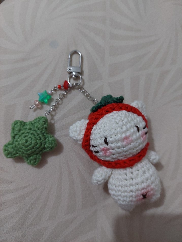 Domates Şapkalı Örgü Kedi Charm Anahtarlık - Görsel 5