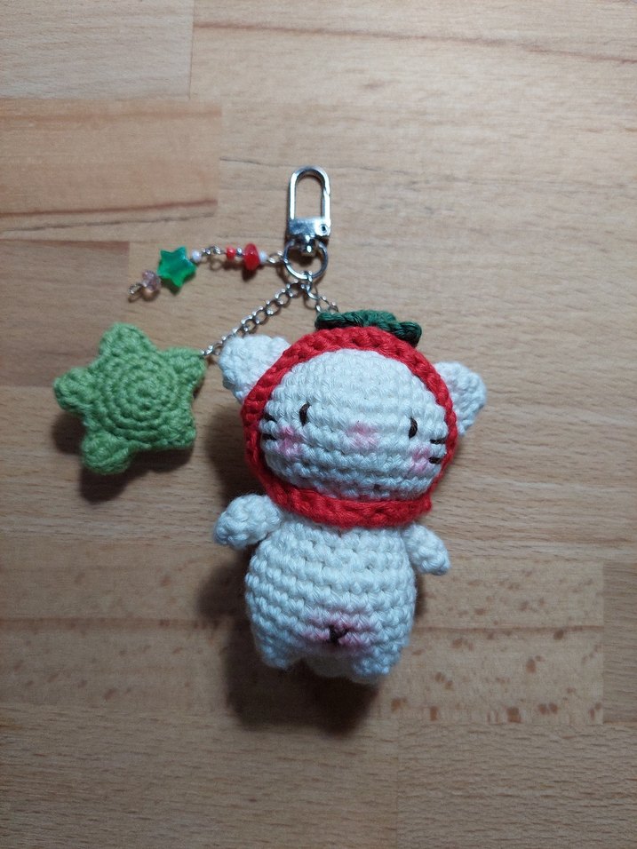 Domates Şapkalı Örgü Kedi Charm Anahtarlık - Görsel 2