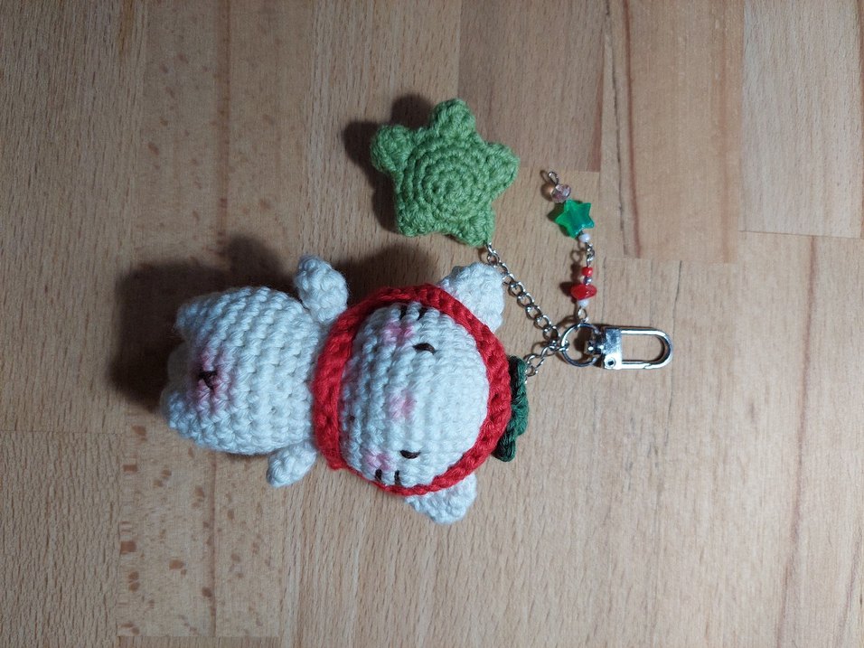 Domates Şapkalı Örgü Kedi Charm Anahtarlık - Görsel 3