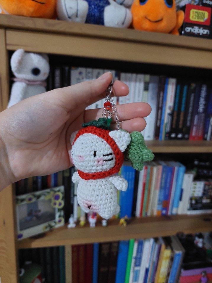 Domates Şapkalı Örgü Kedi Charm Anahtarlık - Görsel 4