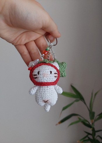 Domates Şapkalı Kedi Örgü Charm Anahtarlık - Görsel 4