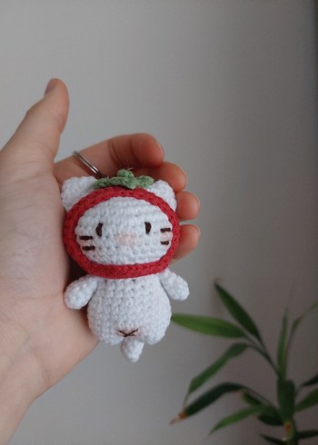 Domates Şapkalı Kedi Örgü Charm Anahtarlık - Görsel 3