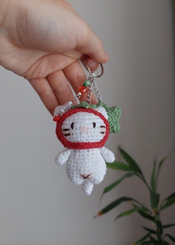 Domates Şapkalı Kedi Örgü Charm Anahtarlık - Görsel 11