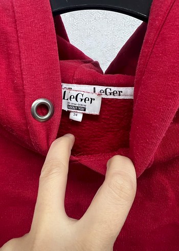 Kırmızı kapüşonlu sweatshirt - Görsel 2