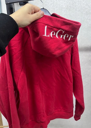 Kırmızı kapüşonlu sweatshirt - Görsel 4