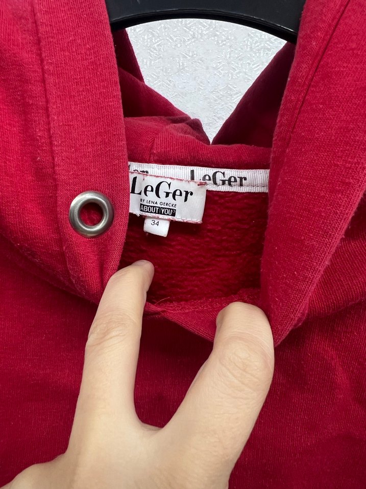 Kırmızı kapüşonlu sweatshirt - Görsel 2