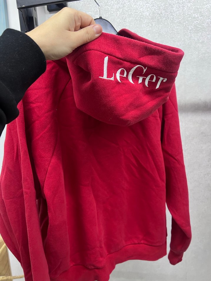 Kırmızı kapüşonlu sweatshirt - Görsel 4