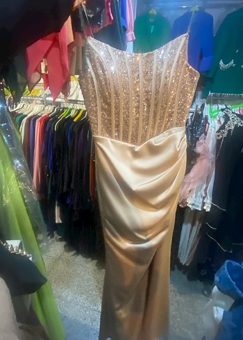 Straplez Parlak Bej Drapeli Uzun Abiye Elbise - Görsel 4