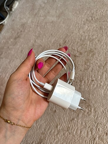 iPhone şarj aleti