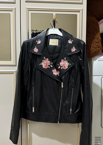 Derimod Siyah Cicek İslemeli Biker Ceket