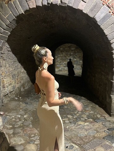 Sırt ve bel dekolteli elbise - Görsel 2