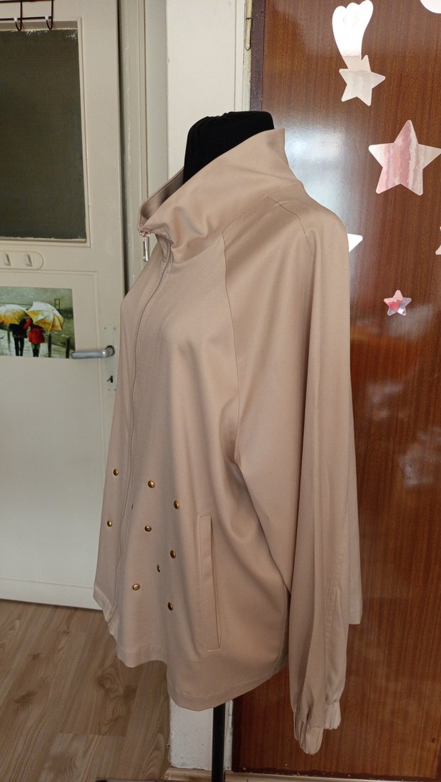 Bej Düğmeli Yüksek Yakalı Salaş Ceket - Görsel 4