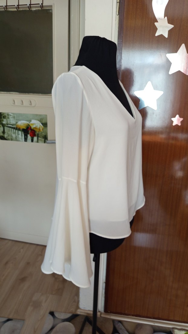 Beyaz V Yakalı Uzun Kollu Salaş Bluz - Görsel 3