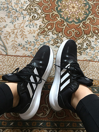 Siyah Adidas spor ayakkabı 