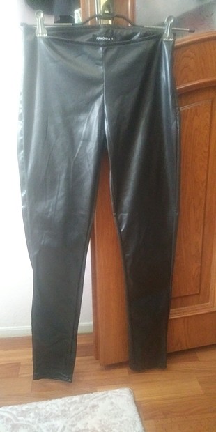 hiç giyilmemiş small beden parlak siyah tayt pantalon