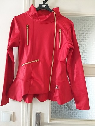 kırmızı renkten oluşan çok güzel şık bir ceket