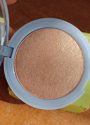 Beden I Heart Revolution Party Pets Highlighter