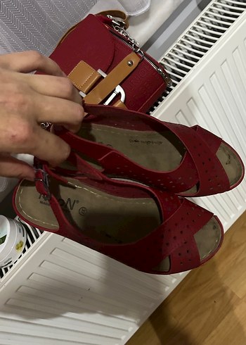 Kırmızı Deri Kadın Dolgu Topuklu Sandalet