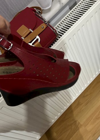 37 Beden Kırmızı Deri Kadın Dolgu Topuklu Sandalet