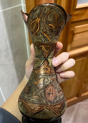 Koyu Kahverengi İşlemeli Vazo - Görsel 2