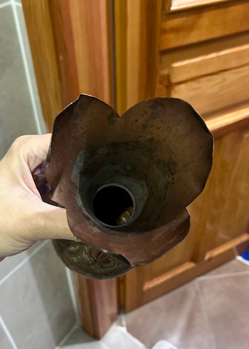 Koyu Kahverengi İşlemeli Vazo - Görsel 3