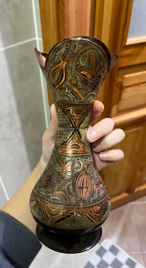 Koyu Kahverengi İşlemeli Vazo - Görsel 2