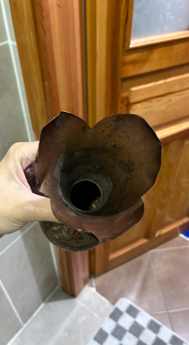 Koyu Kahverengi İşlemeli Vazo - Görsel 3