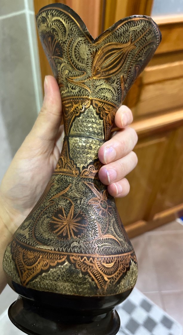 Koyu Kahverengi İşlemeli Vazo - Görsel 5