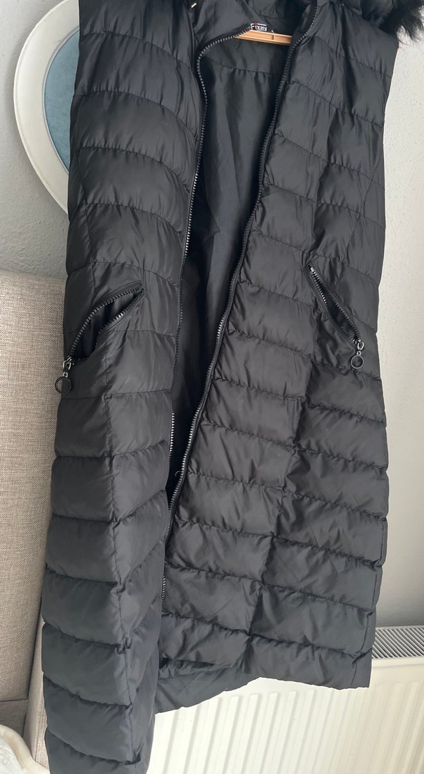 Siyah Kürklü Kapüşonlu Kadın Yelek - Görsel 3