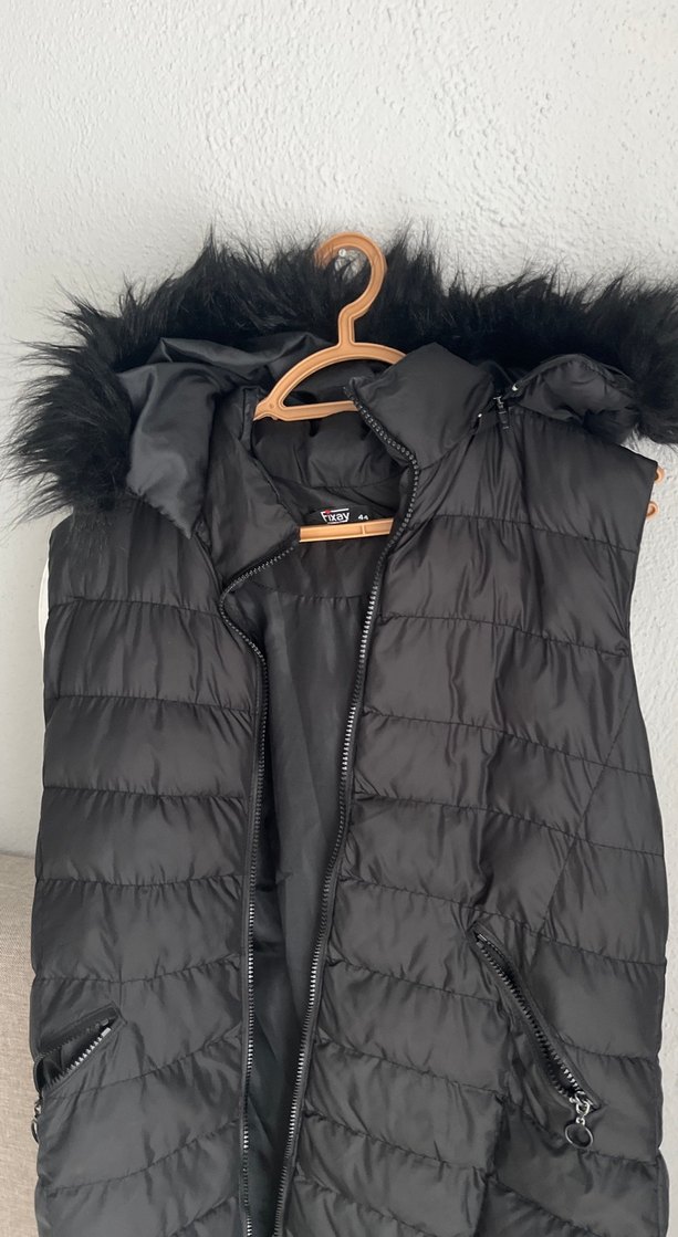 Siyah Kürklü Kapüşonlu Kadın Yelek - Görsel 2