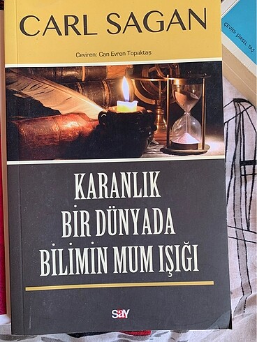 Karanlık bir dünyada bilimin mum ışığı (açıklama oku)