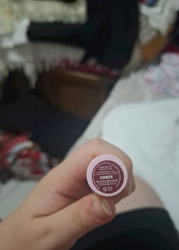 Diğer Glossier ruj