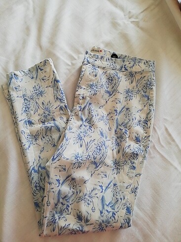 Mavi çiçek desenli beyaz pantolon 