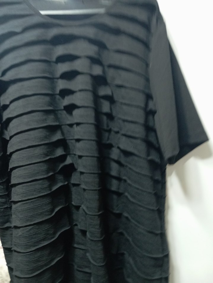 Pilise Detaylı Siyah Kadın tişört - Görsel 3