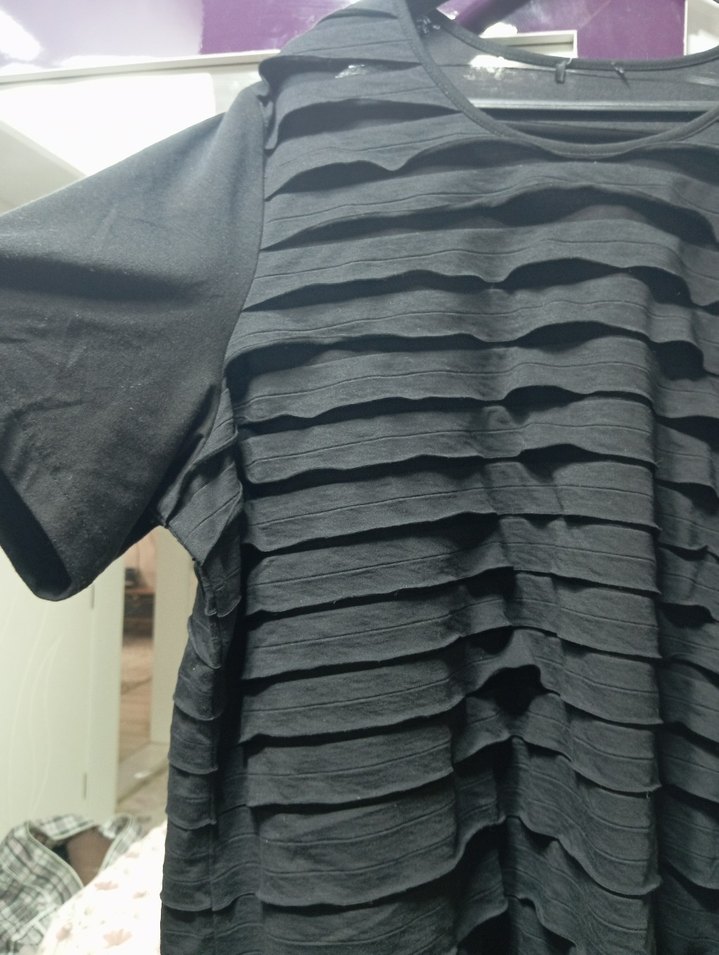 Pilise Detaylı Siyah Kadın tişört - Görsel 2