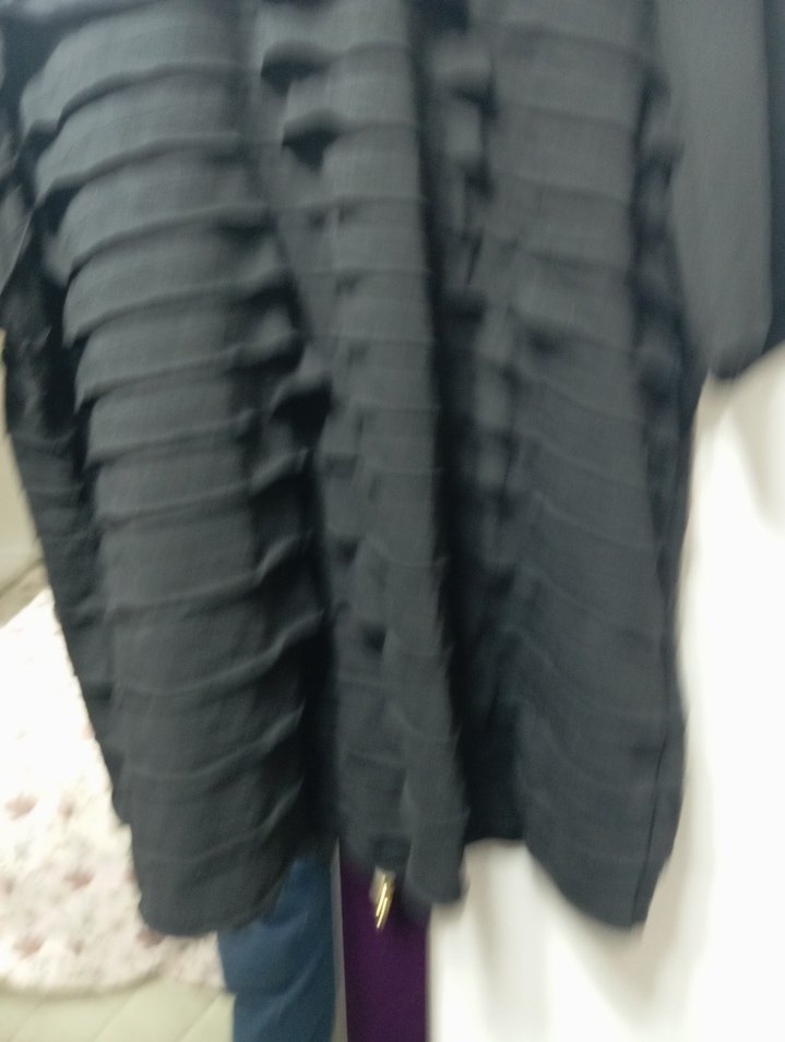 Pilise Detaylı Siyah Kadın tişört - Görsel 4