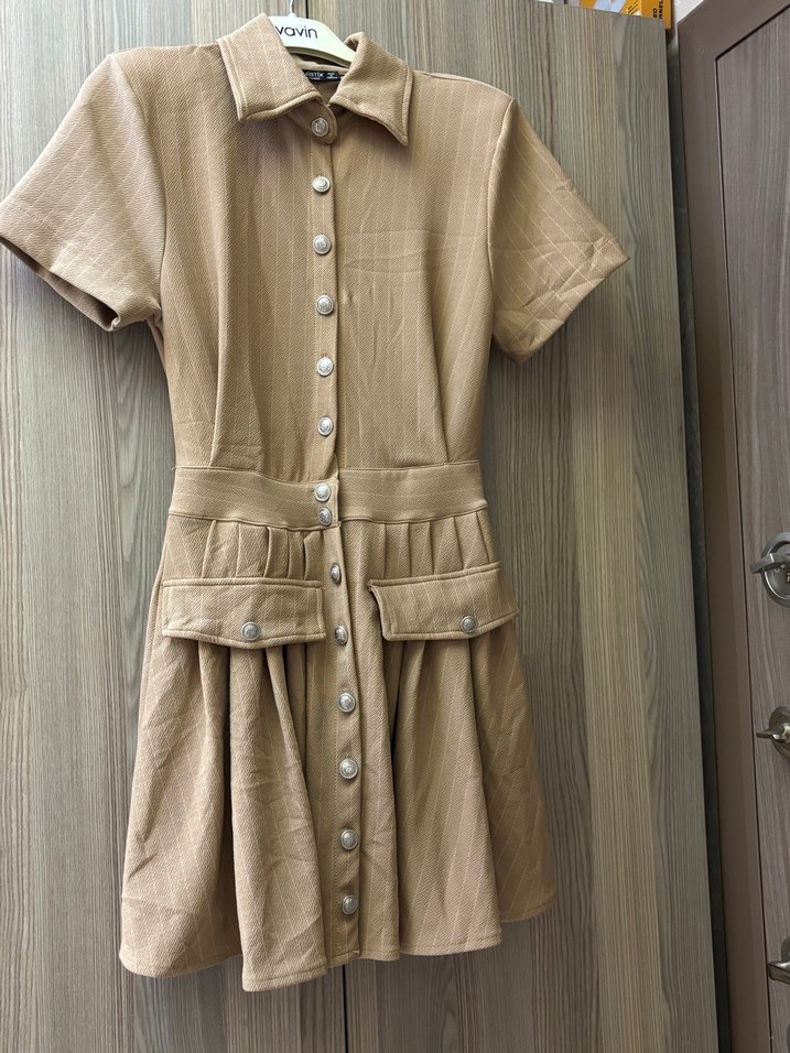 Kahverengi düğmeli kısa elbise - Görsel 2