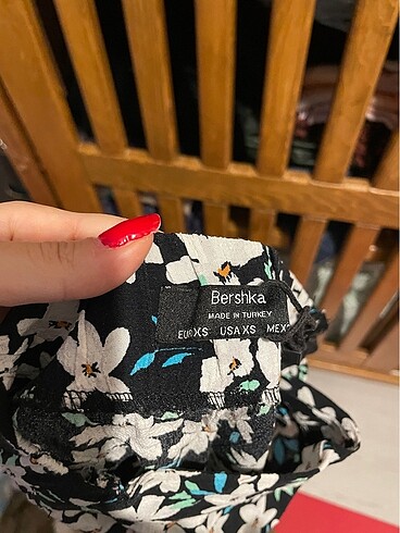 xs Beden Bershka Çiçekli Yırtmaçlı Etek