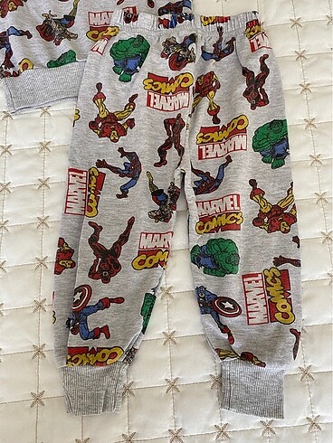 Diğer Marvel eşofman takımı