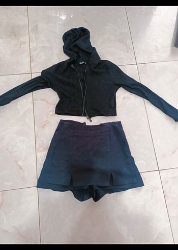 Siyah Mini Etek Kadın Spor Şıklığıyla - Görsel 2