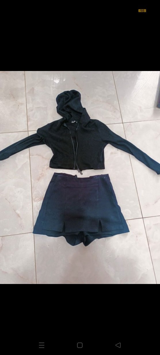 Siyah Mini Etek Kadın Spor Şıklığıyla - Görsel 2