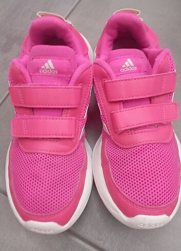 Adidas kız çocuk spor ayakkabı, orijinal ve salonda kullanıldı